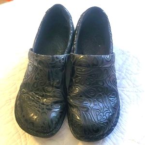 Born BOC Leather Clogs Black Paisley Sz 6